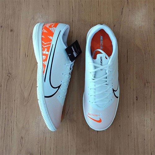 10 مدل برتر کتونی فوتسال 2025