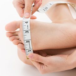گام‌ به‌ گام اندازه‌گیری سایز پا برای خرید کتونی اصل